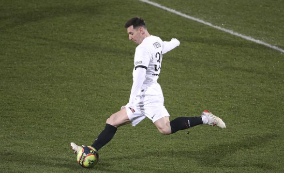  巴黎圣日耳曼强势出击豪取联赛开局连胜